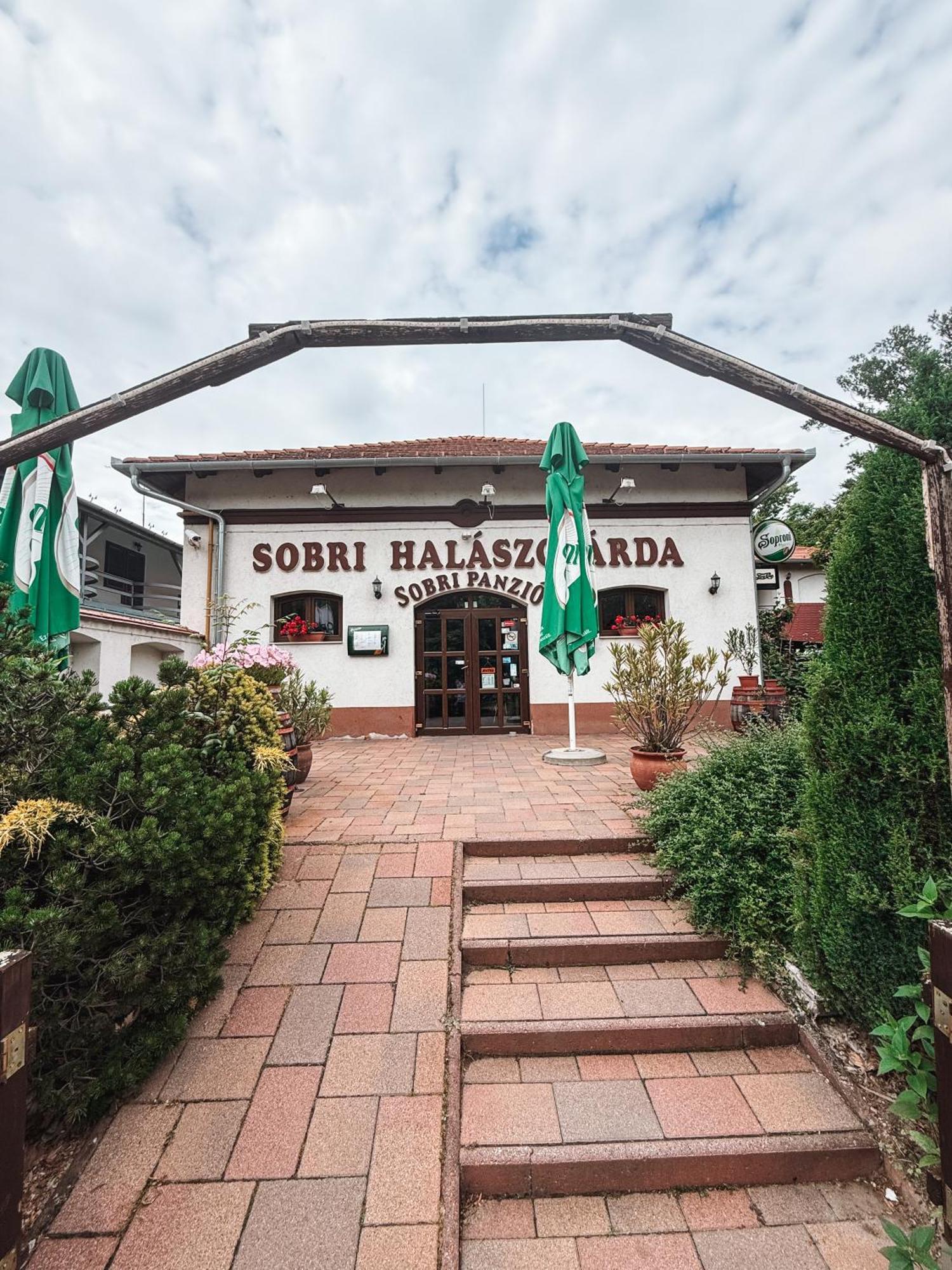 Sobri Halászcsárda és Panzió Baja Exterior foto